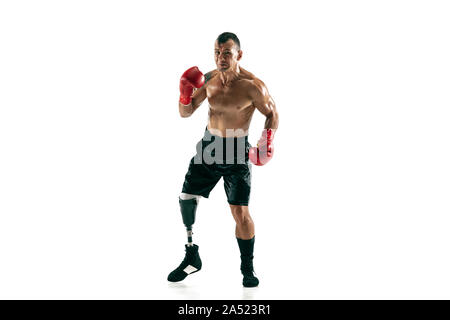 In voller Länge Porträt der muskulöse Sportler mit beinprothese, kopieren. Männliche Boxer im roten Handschuhe. Isolierte Schuß auf weiße studio Hintergrund. Stockfoto