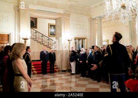 Washington, Vereinigte Staaten von Amerika. 16. Oktober, 2019. Us-Präsident Donald Trump, links, steht mit italienischen Präsidenten Sergio Mattarella, wie sie für einen Empfang im großen Foyer des Weißen Hauses Oktober 16, 2019, Washington, DC. Quelle: Andrea Hanks/White House Photo/Alamy leben Nachrichten Stockfoto