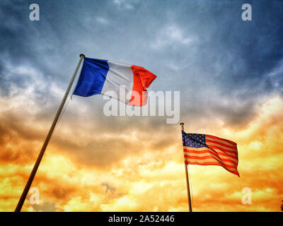 Französische und amerikanische Flaggen im Wind flattern Stockfoto
