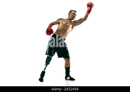 In voller Länge Porträt der muskulöse Sportler mit beinprothese, kopieren. Männliche Boxer im roten Handschuhe. Isolierte Schuß auf weiße studio Hintergrund. Stockfoto