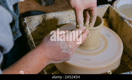 Professionelle männlichen Potter Arbeiten in der Werkstatt Stockfoto