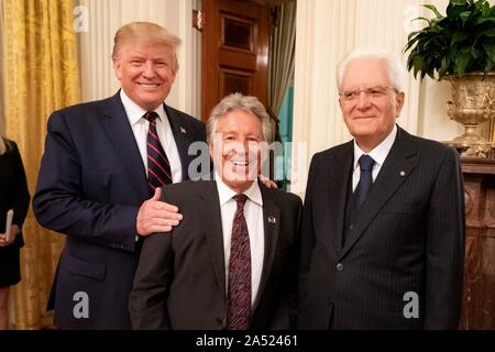 Washington, Vereinigte Staaten von Amerika. 16. Oktober, 2019. Us-Präsident Donald Trump, Links, wirft mit legendären Rennfahrer Mario Andretti und Italienischen Präsidenten Sergio Mattarella, rechts, bei einem Empfang im East Room des Weißen Hauses Oktober 16, 2019 in Washington, DC. Credit: Tia Dufour/White House Photo/Alamy leben Nachrichten Stockfoto