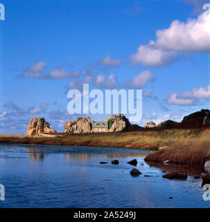 Haus zwischen den Felsen, Castel Meur, Pleubian, Côte de Granit Rose, Cotes d'Armor, Bretagne, Frankreich Stockfoto