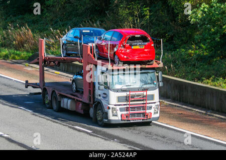 Dienstleistungen zur Abholung von Fahrzeugen von Gopart; LKW-Transport, Transport, LKW, Sonderfracht, Volvo 340-Fahrzeug, Lieferung, Unfall beschädigter Transport Industriefracht auf der M6 in Lancaster, Stockfoto