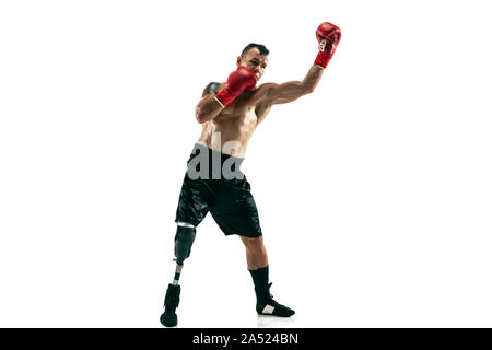In voller Länge Porträt der muskulöse Sportler mit beinprothese, kopieren. Männliche Boxer im roten Handschuhe. Isolierte Schuß auf weiße studio Hintergrund. Stockfoto