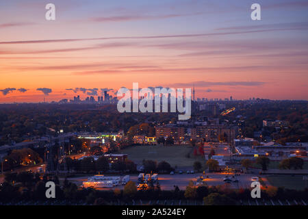 Schöne rosa Gelb Lila morgen himmel wolken in Toronto, Kanada. Die Strahlen der aufgehenden Sonne. Landschaft Luftbild Ansicht von oben mit der städtischen Straße. Stockfoto