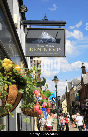 Ben Nevis traditionelle schottische Pub, auf der Hauptstraße in Fort William, dem Tor zum Ben Nevis, in den schottischen Highlands, Großbritannien Stockfoto