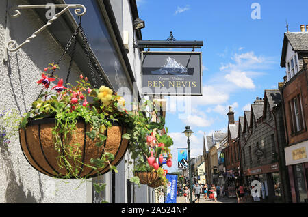Ben Nevis traditionelle schottische Pub, auf der Hauptstraße in Fort William, dem Tor zum Ben Nevis, in den schottischen Highlands, Großbritannien Stockfoto