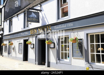 Ben Nevis traditionelle schottische Pub, auf der Hauptstraße in Fort William, dem Tor zum Ben Nevis, in den schottischen Highlands, Großbritannien Stockfoto