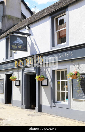 Ben Nevis traditionelle schottische Pub, auf der Hauptstraße in Fort William, dem Tor zum Ben Nevis, in den schottischen Highlands, Großbritannien Stockfoto