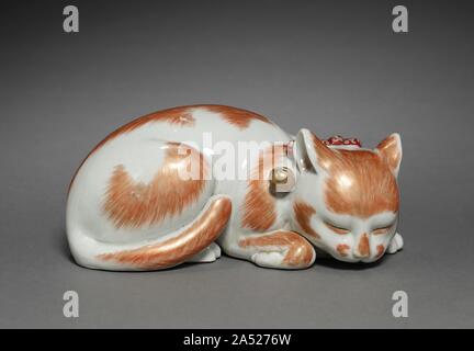 Schlafende Katze: Ko Imari Typ, 1800. Tier, Geflügel, und marine Themen populär wurde Szenen auf Porzellan zu Beginn des 18. Jahrhunderts aus den Öfen in der imari Region produziert. Auch kleine Figuren wie diese Waren arbeitsintensiv. Erstens, das Porzellan Form erstellt wurde und feuerte. Gold-braune Flecken von unterglasur wurden hinzugefügt und dann die Figur bei hoher Temperatur gefeuert wurde. Die abschließenden Details wurden in Emaille hinzugefügt, und das Bild wurde bei einer reduzierten Temperatur gebrannt. Stockfoto