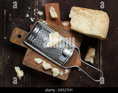 Im Alter von Parmesan auf einem Holztisch, Ansicht von oben Stockfoto