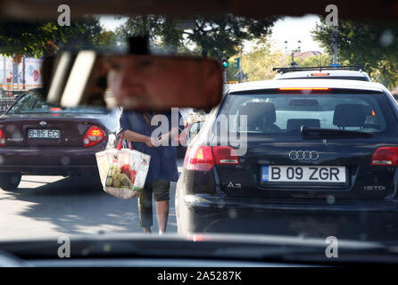 Auf Rumänischen und rumänischen Armut in Rumänien Berichten. Bettler unter Autos auf einer Straße in Bukarest. Foto Jeppe Gustafsson Stockfoto