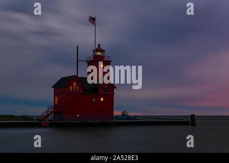 Große Rote Leuchtturm in der Dämmerung. Holland, Michigan. Stockfoto