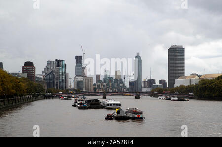 London, Großbritannien. 17 Okt, 2019. Foto am Okt. 17, 2019 zeigt Gebäude an der Themse im Zentrum von London, Großbritannien. Die Europäische Union und Großbritannien einen neuen Brexit viel erreicht haben, der Präsident der Europäischen Kommission, Jean-Claude Juncker sagte Donnerstag auf seinem Twitter Account. Credit: Han Yan/Xinhua/Alamy leben Nachrichten Stockfoto