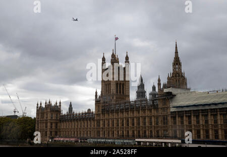 London, Großbritannien. 17 Okt, 2019. Foto am Okt. 17, 2019 zeigt die Houses of Parliament in London, Großbritannien. Die Europäische Union und Großbritannien einen neuen Brexit viel erreicht haben, der Präsident der Europäischen Kommission, Jean-Claude Juncker sagte Donnerstag auf seinem Twitter Account. Credit: Han Yan/Xinhua/Alamy leben Nachrichten Stockfoto