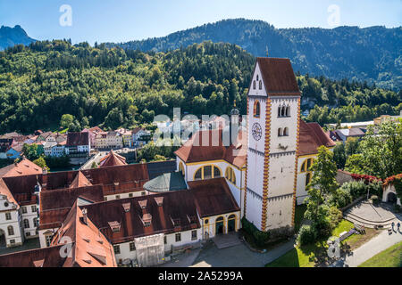 Benediktinerkloster mit Basilika St. Mang von Ihr Browser kann leider keine eingebetteten Frames anzeigen gesehen, Füssen im Allgäu, Bayern, Deutschland | Basilika St. Mang und ehemaliges Kloster in Fue Stockfoto