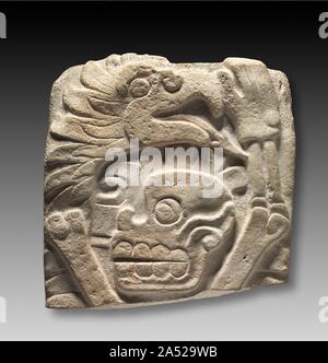 Stela Fragment, 600-950. Diese ungewöhnliche Skulptur ist stilistisch in die Kunst der beiden Oaxaca und der Golfküste. Das Skelett wird auf der einen Seite gleicht einem Flachrelief stuck Tod die Figur an der Wand von Grab 1 in Zaachila, während das Thema der Abbildung scheinbar in geschnitzten blättert eingeschlossen auf einer Stele in El Tajin wiederholt wird. Die Post-klassische Periode in Mesoamerika ist in solchen Fällen oft lange gekennzeichnet - Abstand stilistische Einfluss. Stockfoto