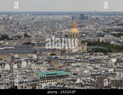 Gelb goldenen Kuppel des Baudenkmals namens Les Invalides in Paris, Frankreich vom Eiffelturm Stockfoto