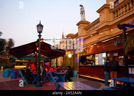 Die bunten Bars im Einkaufszentrum "Buenos Aires Design' während der 'Happy Hour'. Recoleta, Buenos Aires, Argentinien. Stockfoto