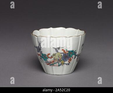 Tasse Tee, C. 1730. Die Stücke dieser individuellen Tee Set erstellen ganz und gar typisch von Chantilly soft Hartporzellan in der Kakiemon Stil. Sowohl die Form und Dekoration dieser Stücke wurden von japanischen Prototypen inspiriert. Die Nutzung der Knöpfe in Form von trompetenförmigen Blüten ist charakteristisch für Chantilly waren. Stockfoto