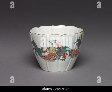 Tasse Tee, C. 1730. Die Stücke dieser individuellen Tee Set erstellen ganz und gar typisch von Chantilly soft Hartporzellan in der Kakiemon Stil. Sowohl die Form und Dekoration dieser Stücke wurden von japanischen Prototypen inspiriert. Die Nutzung der Knöpfe in Form von trompetenförmigen Blüten ist charakteristisch für Chantilly waren. Stockfoto