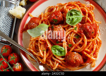 Nudeln mit Tomatensoße und Frikadellen auf einem dunklen Hintergrund Stockfoto