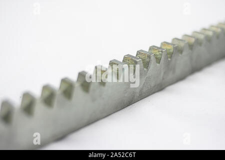 Nahaufnahme der Zähne eines Stahl Rack einen Elektromotor zu engagieren Stockfoto