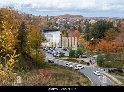 Blick auf Touristen im Herbst an den Wochenenden kommen die Farben des Laubes von Lion's Lookout in Huntsville, Ontario anzeigen Stockfoto