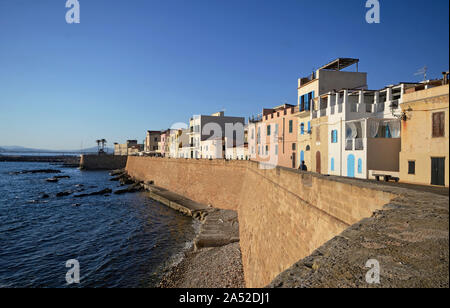 Malerischer Blick auf die Stadt von Alghero in Sardinien, mit der umgebenden alten Mauer und das Mittelmeer an einem sonnigen Sommertag Stockfoto