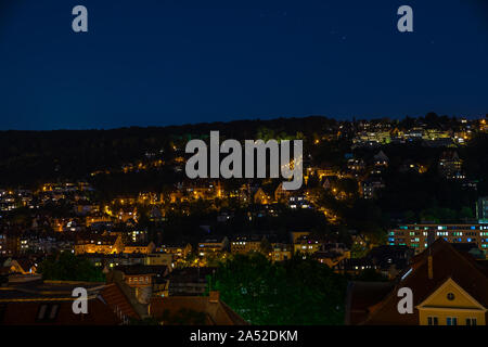 Deutschland, Sternenhimmel in der Nacht über beleuchtet Stuttgart heslach Häuser und Dächer Luftbild über Skyline bei Nacht Stockfoto