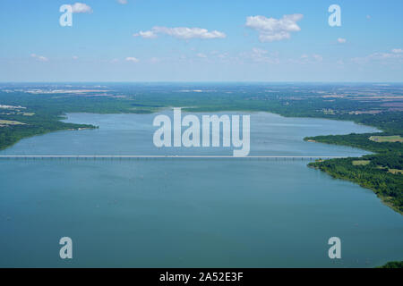 Luftaufnahme von Lavon Lake, Texas, USA. Osten Lucas Straßenbrücke über den See Lavon. Frisches Wasser Reservoir in Collin County, Dallas Metropolitan Area. Stockfoto