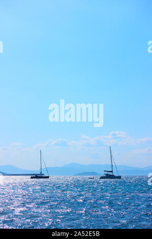 Yachten im Meer im Sommer Tag und blauer Himmel, Griechenland. Copyspace Zusammensetzung Stockfoto