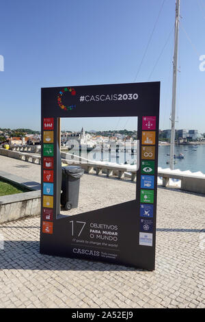 Cascais City Council unterzeichnet ein öffentliches Engagement für den UN-Zielen für eine nachhaltige Entwicklung Das ist ein selfie in Cascais Werbung, die in diesem Rahmen. Stockfoto