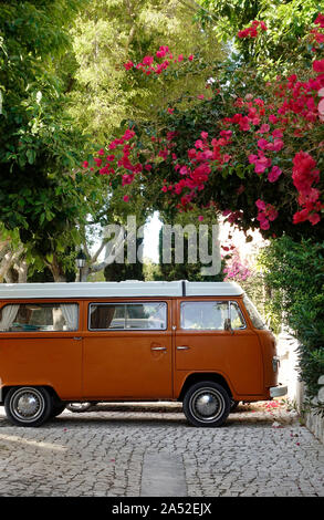 Classic VW Wohnmobil Typ 2 Dritte Generation Van geparkt, in einer malerischen Straße mit Blüten in Cascais Portugal Stockfoto