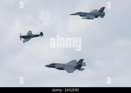 Volkel Niederlande 13. Juni 2019: Royal Netherlands Air Force F-35, F-16 und Spitfire in der Ausbildung an der Luchtmachtdagen Airshow Stockfoto