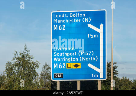 UK Autobahn Zeichen zeigen Richtungen zu M62 Liverpool, Warrington, Southport (M57) und M62 Leeds, Bolton, Manchester, UK Stockfoto