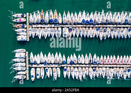 Yachten und Segelboote im raw in der Marina vor Anker in der Stadt Biograd na Moru, Adria in Kroatien Stockfoto