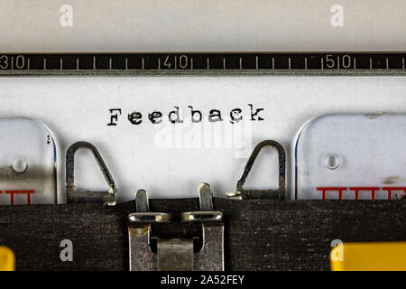Alte Schreibmaschine mit Text Feedback Stockfoto