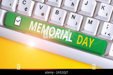 Handschrift Text schreiben Memorial Day. Konzeptionelle Foto zu ehren und die Erinnerung an diejenigen, die in den Militärdienst Weiß pc-Tastatur mit leeren Hinweis enthalten Stockfoto