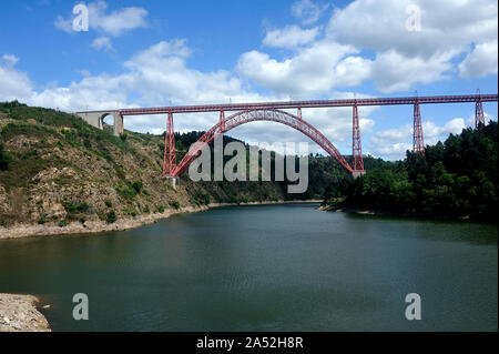 Der Viadukt von Garabit überspannt den Fluss Truyere im französischen Departement Cantal Stockfoto