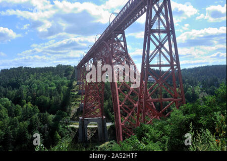 Der Viadukt von Garabit überspannt den Fluss Truyere im französischen Departement Cantal Stockfoto