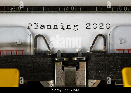 Alte Schreibmaschine mit Text Planung 2020 Stockfoto