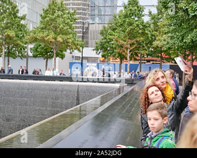 911 Gedenkstätte New York zum Gedenken an den 11. September 2001 Angriffe, die 2,977 Leute getötet, und das WTC Bombardierung 1993, die sechs getötet. Stockfoto