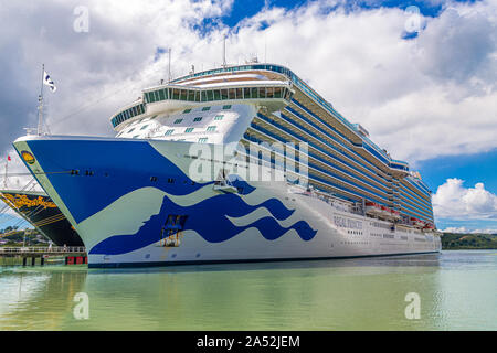 ANTIGUA, West Indies - 30. November 2017: Princess Cruises ist eine Kreuzfahrt durch die Carnival Corporation und ist in Bermuda aufgenommen und headquart Stockfoto