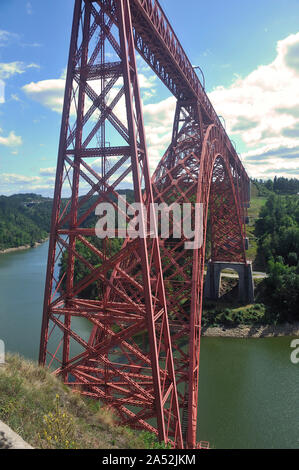 Der Viadukt von Garabit überspannt den Fluss Truyere im französischen Departement Cantal Stockfoto