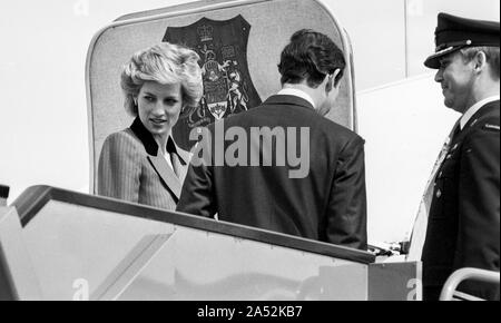 Der Prinz und die Prinzessin von Wales Verlassen des Londoner Flughafens Heathrow für Kanada im April 1986. Stockfoto