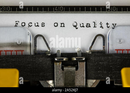 Alte Schreibmaschine mit Text Fokus auf Qualität Stockfoto