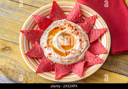 Hummus mit Tortilla Chips: Ansicht von oben Stockfoto