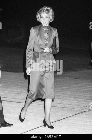 Der Prinz und die Prinzessin von Wales Verlassen der London Heathrow Flughafen für eine offizielle Tour durch Australien im Oktober 1985. Stockfoto